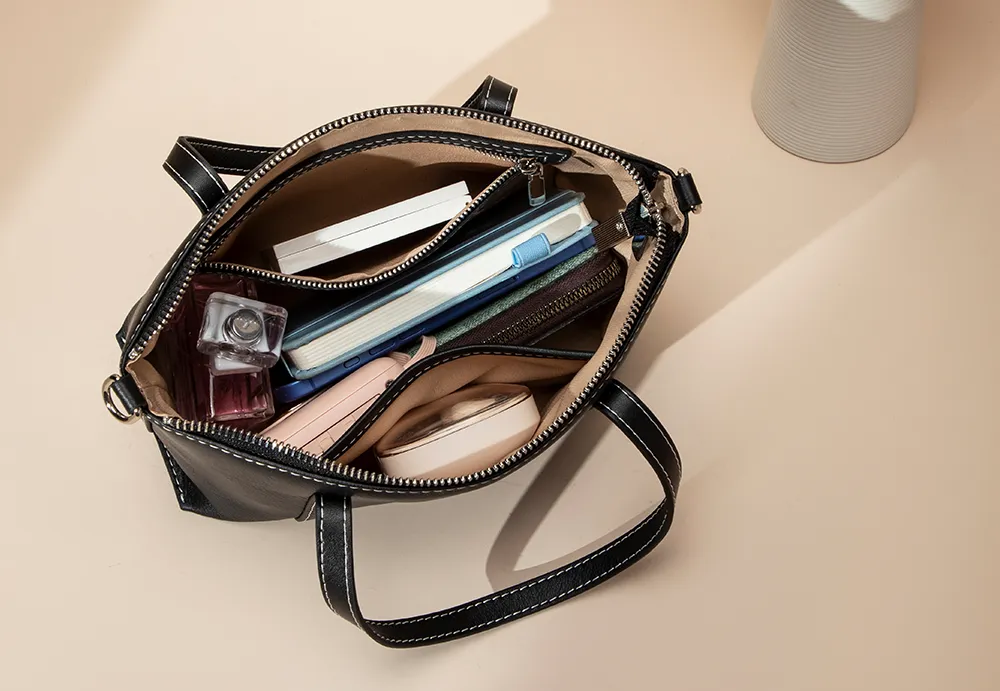 Spacious and organized, it easily holds your daily essentials.