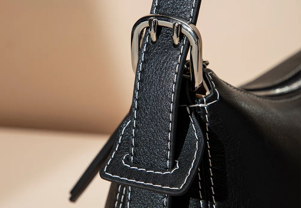 Precision Contrast Stitching: Every Stitch Shows Ingenuity