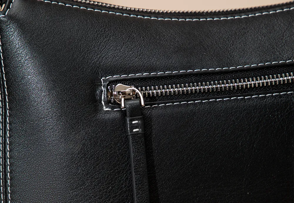 Contrast Stitching & Metallic Zipper: Sleek Detail Craftsmanship 